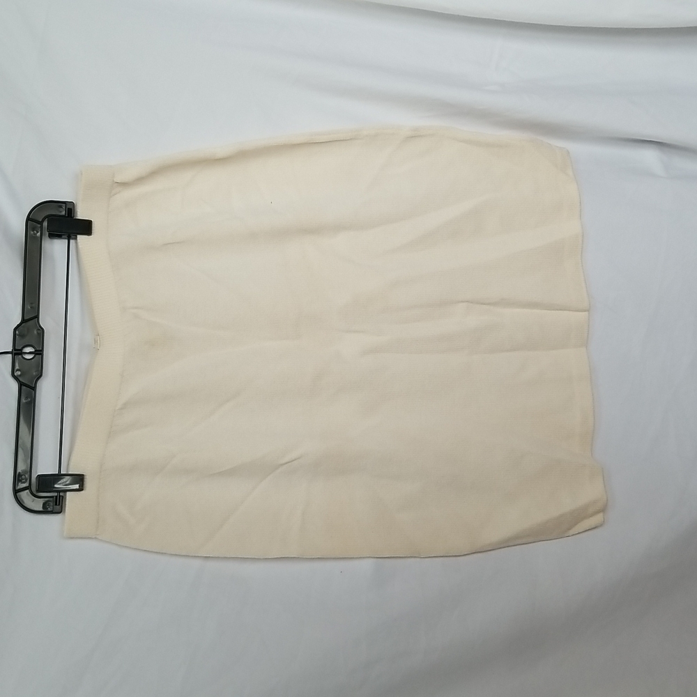 Size 16 White sweater skirt St. John basics